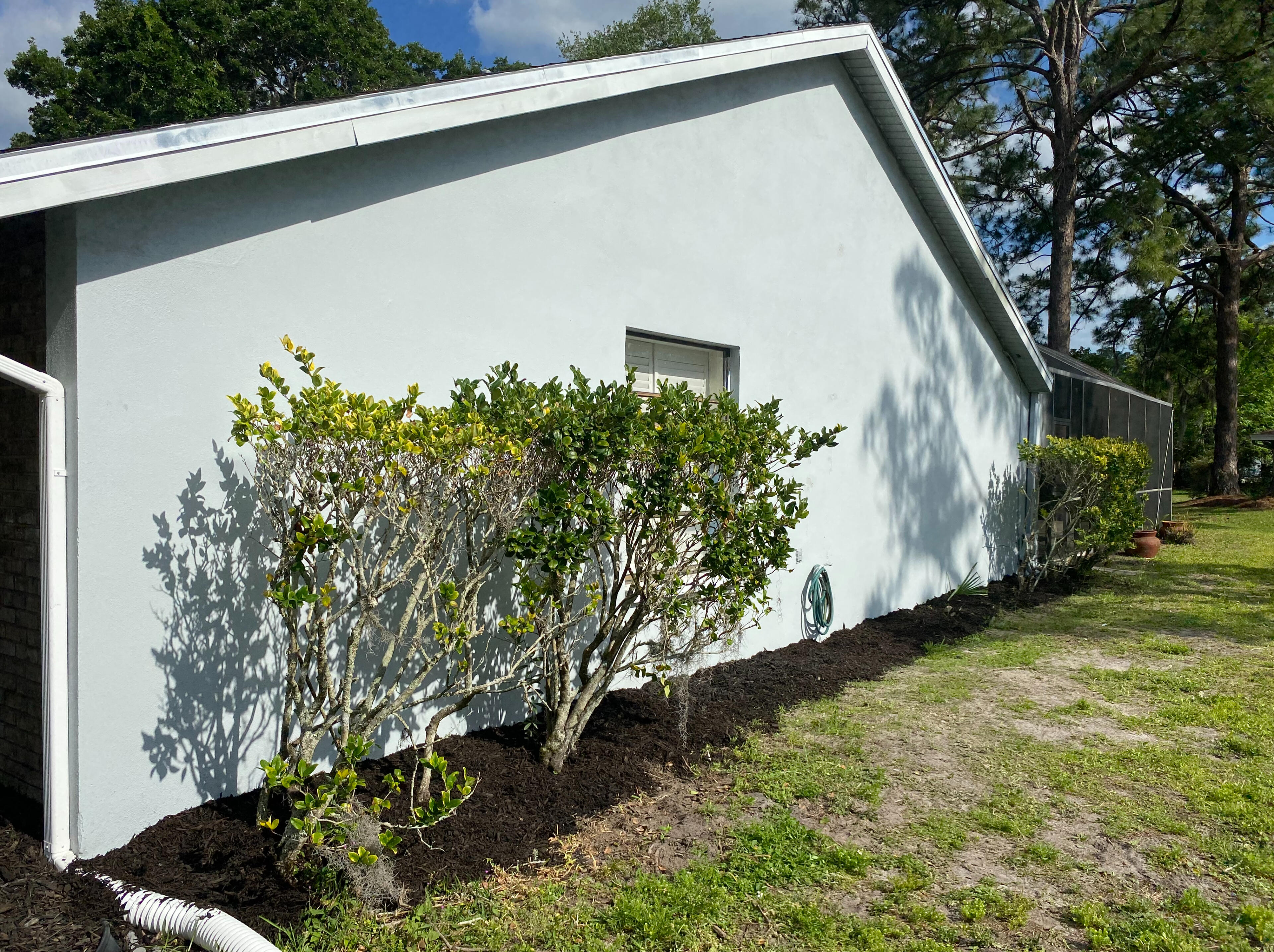 Large cracks in stucco show signs of extensive water intrusion.